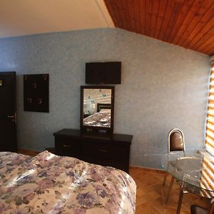 Kleines Zimmer mit zwei Einzelbetten